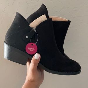 SO angelfish black ankle boots booties memory foam